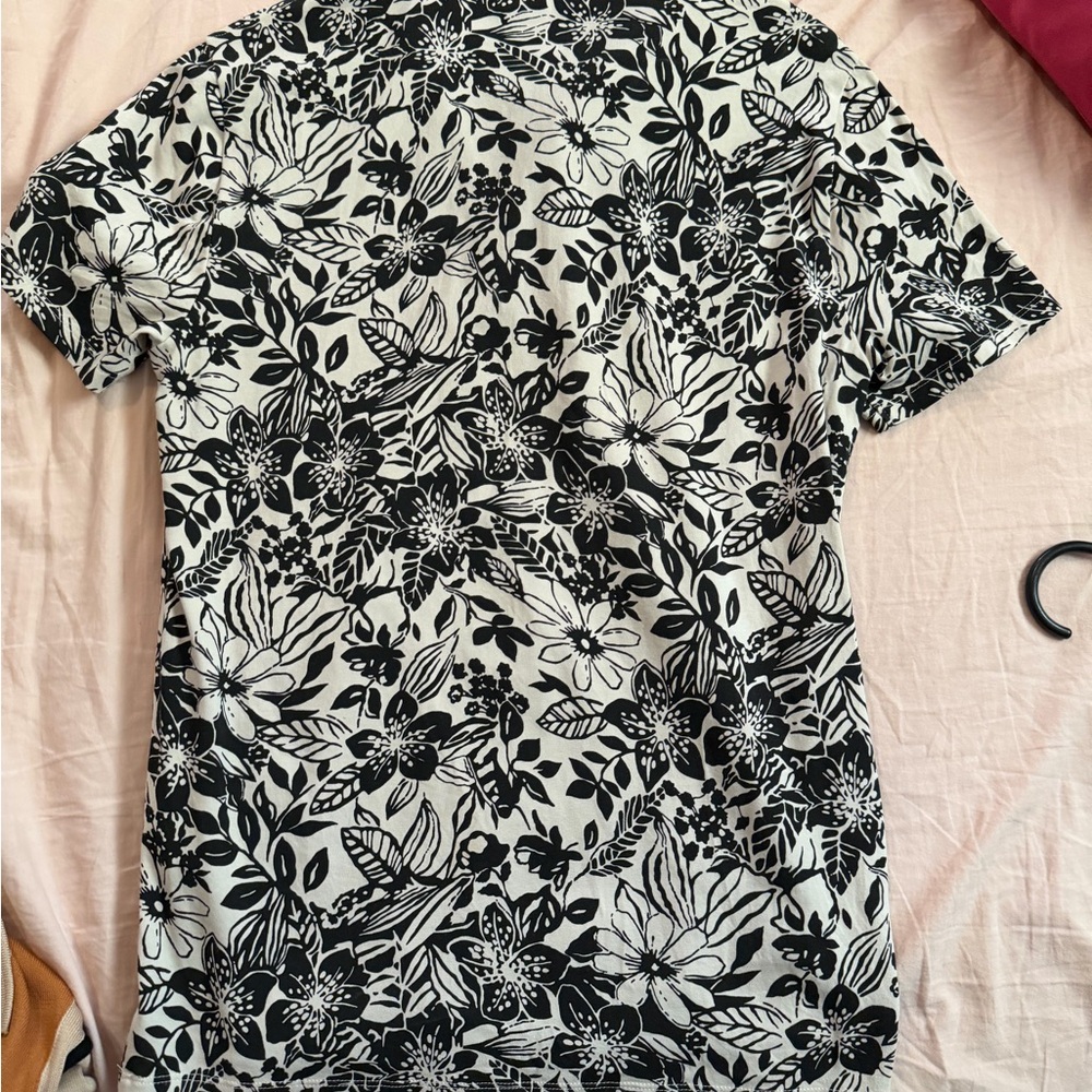 Express Monochrome Floral Button Down Shirt - Picture 3 of 4